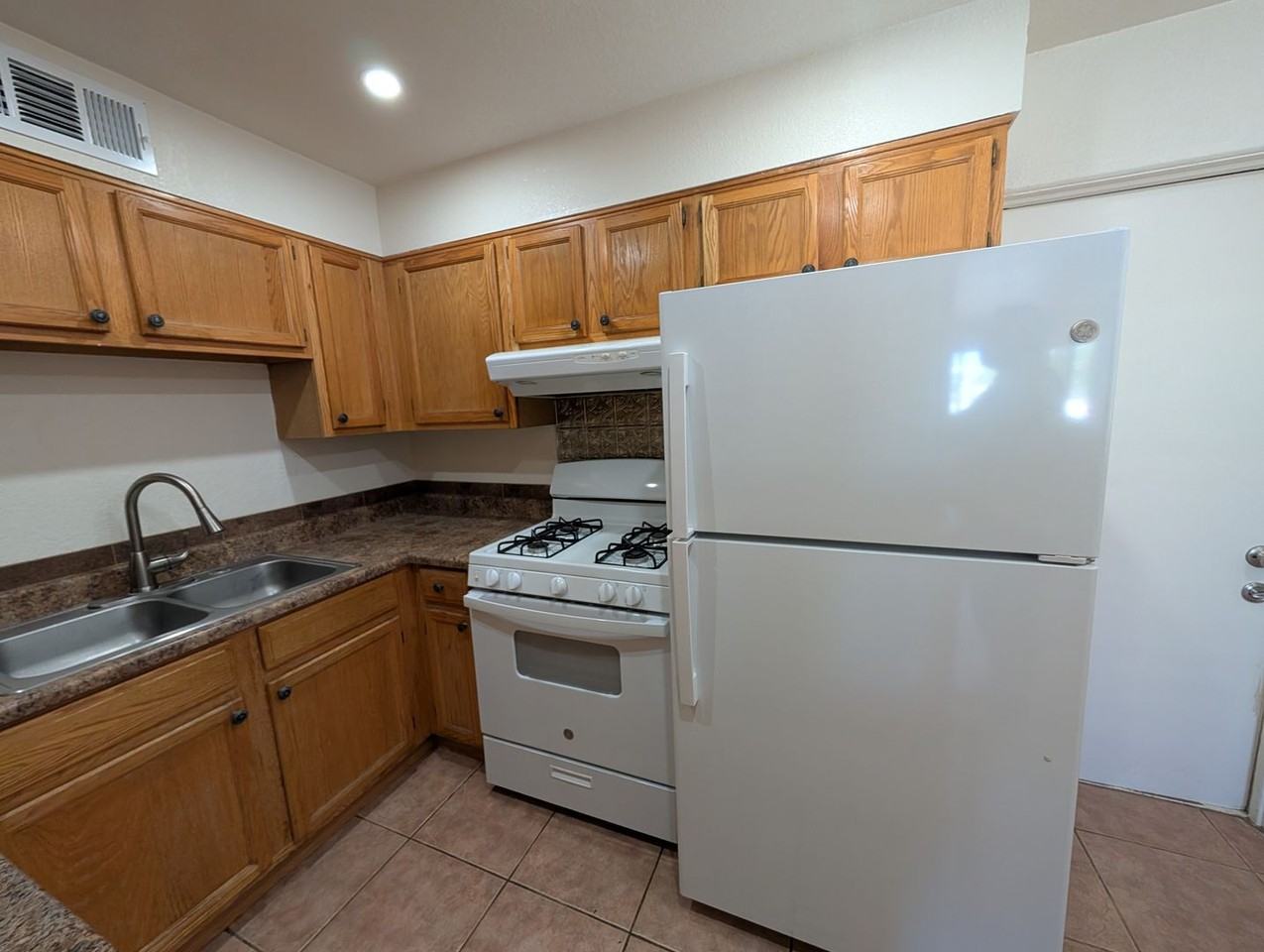 810 W 12th St - Photo 7 of 22