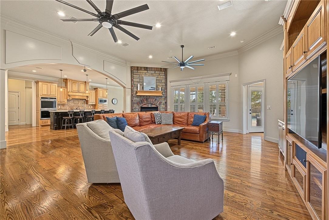 6482 Wells Cir - Photo 3 of 49