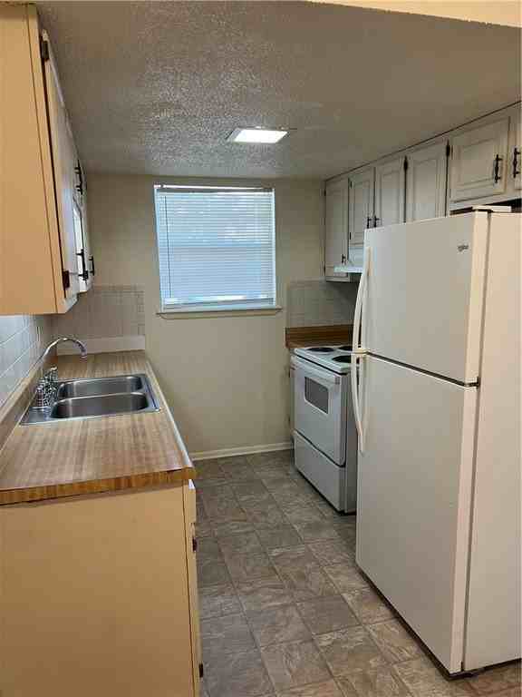 1205 Henryetta St #5 - Photo 3 of 7