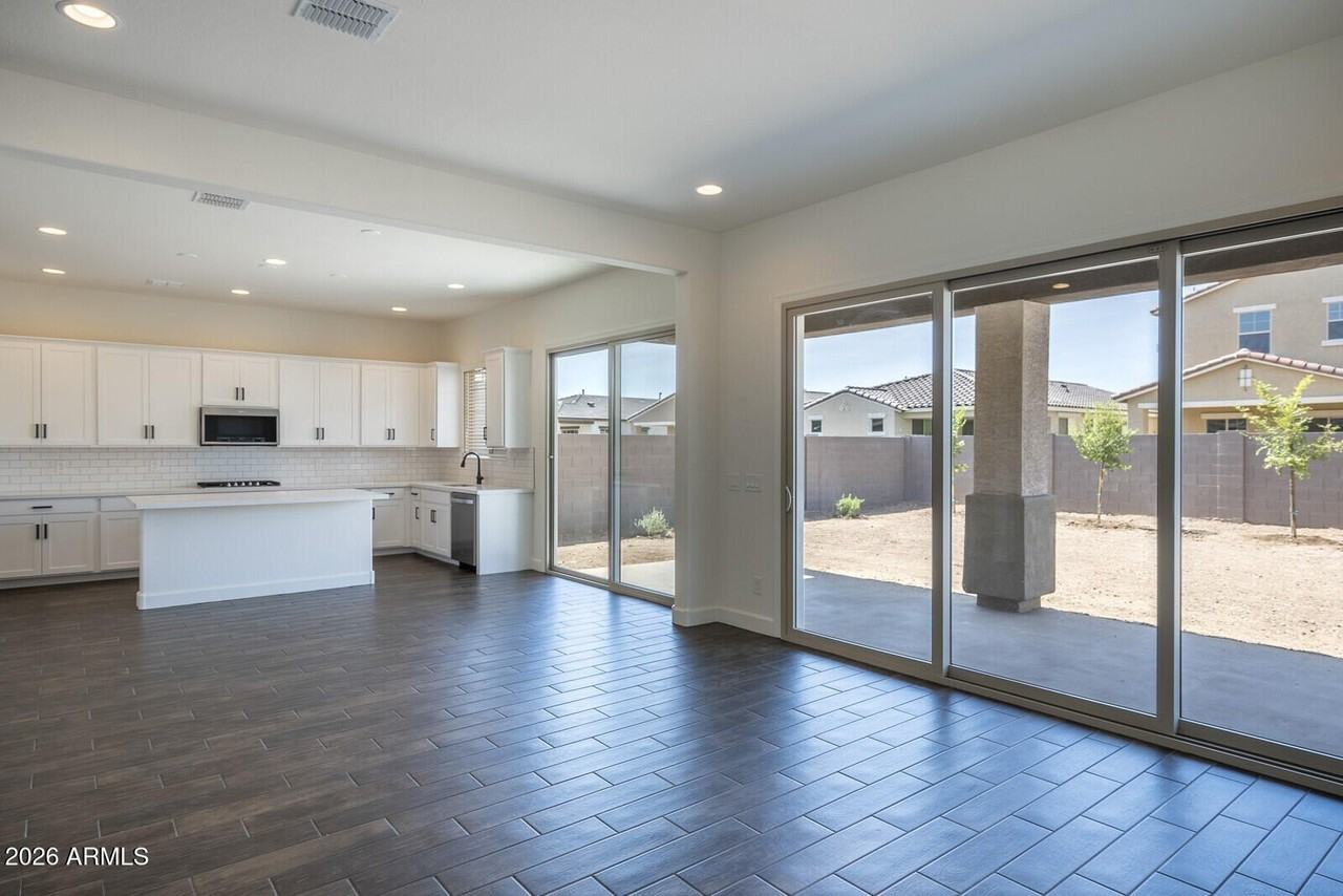 10863 W Luke Ave - Photo 4 of 32
