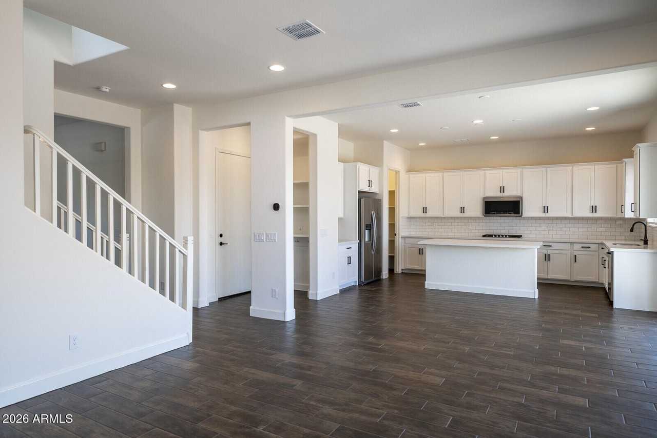 10863 W Luke Ave - Photo 5 of 32