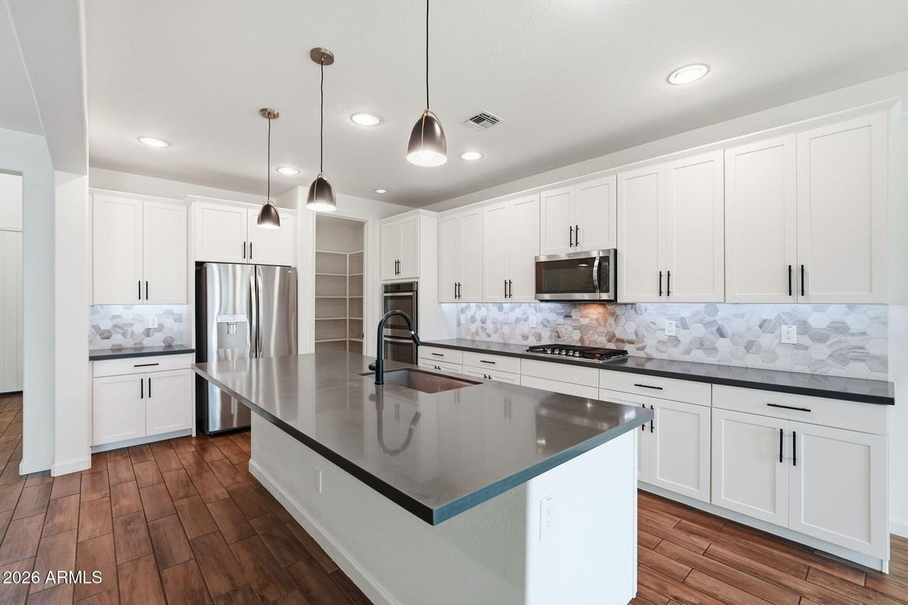 923 W Yellowstone Way - Photo 4 of 15