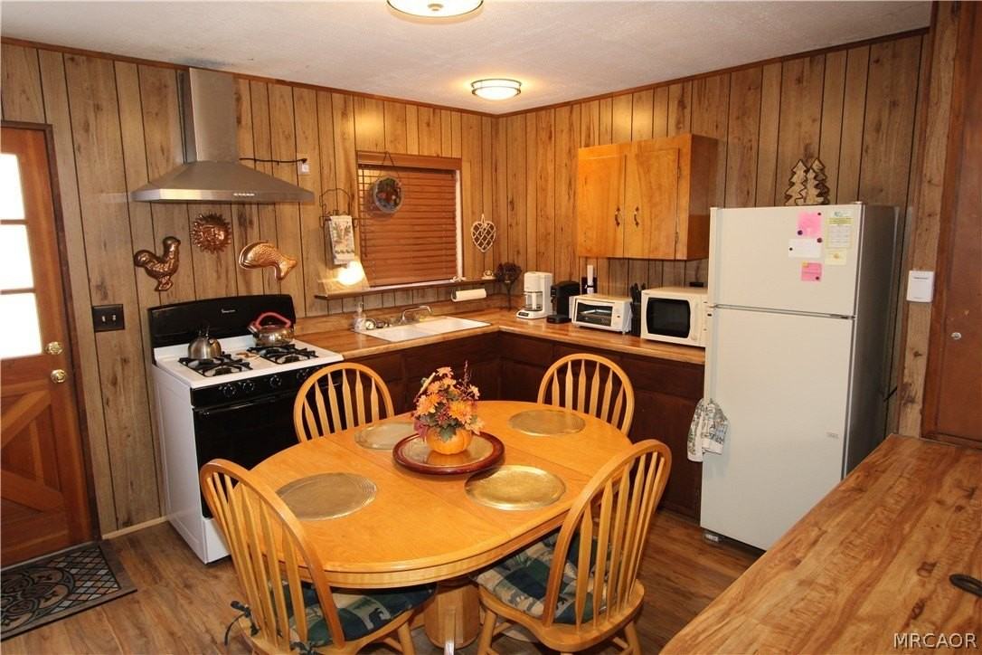 323 Hilltop Ln - Photo 3 of 22