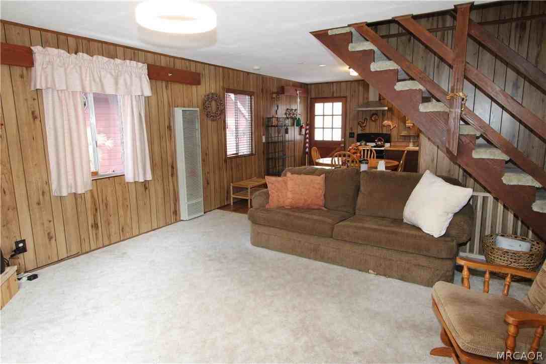 323 Hilltop Ln - Photo 6 of 22