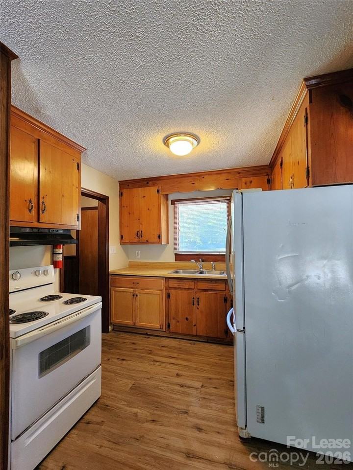 1621 Eastway Dr - Photo 5 of 23
