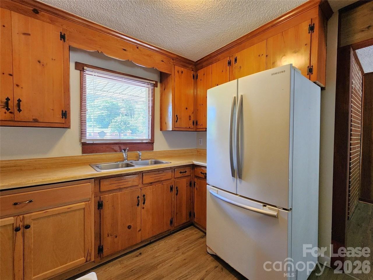 1621 Eastway Dr - Photo 6 of 23