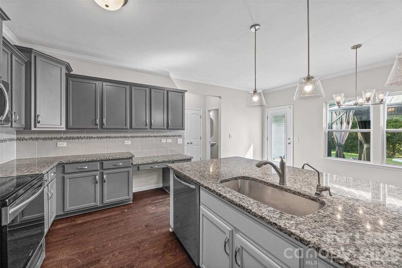 2437 Grinstead Ct - Photo 5 of 48