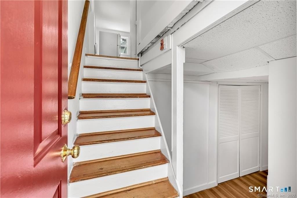 11 Hallmark Pl - Photo 4 of 38