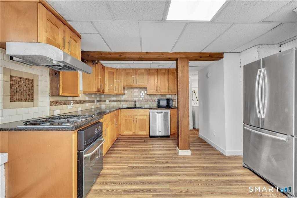 11 Hallmark Pl - Photo 5 of 38