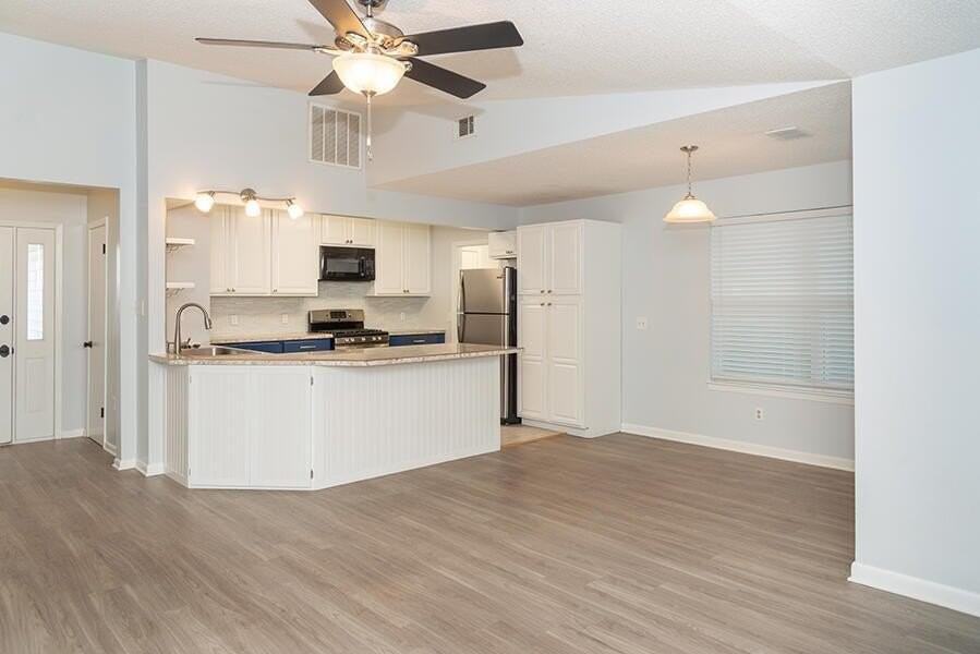 511 Woodland Park Cir - Photo 3 of 25