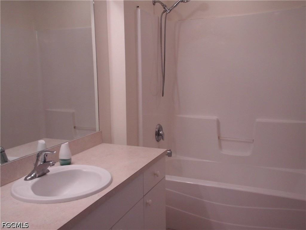 1117 Venetia St - Photo 7 of 10