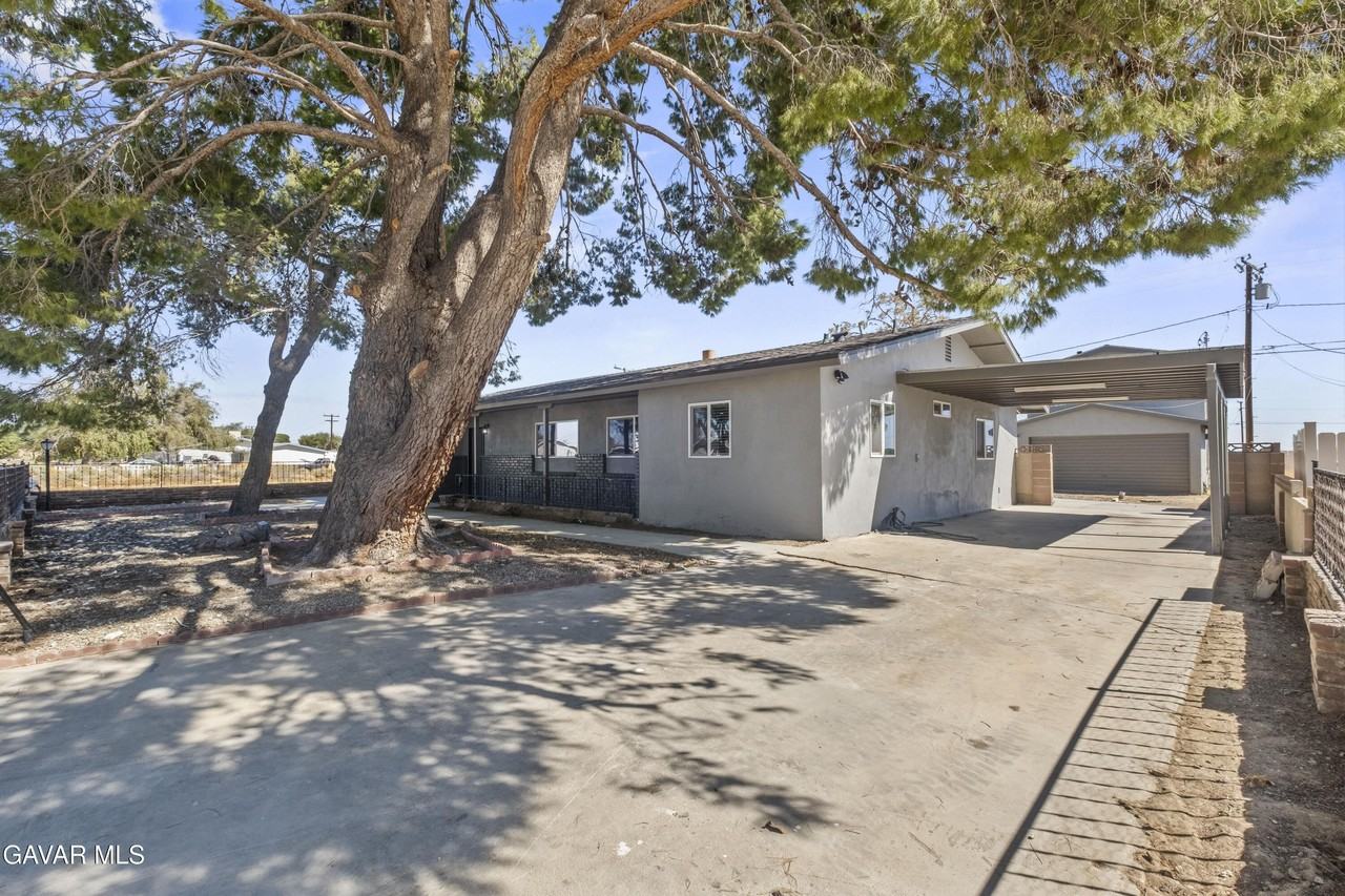 13420 Gilbert St - Photo 3 of 37