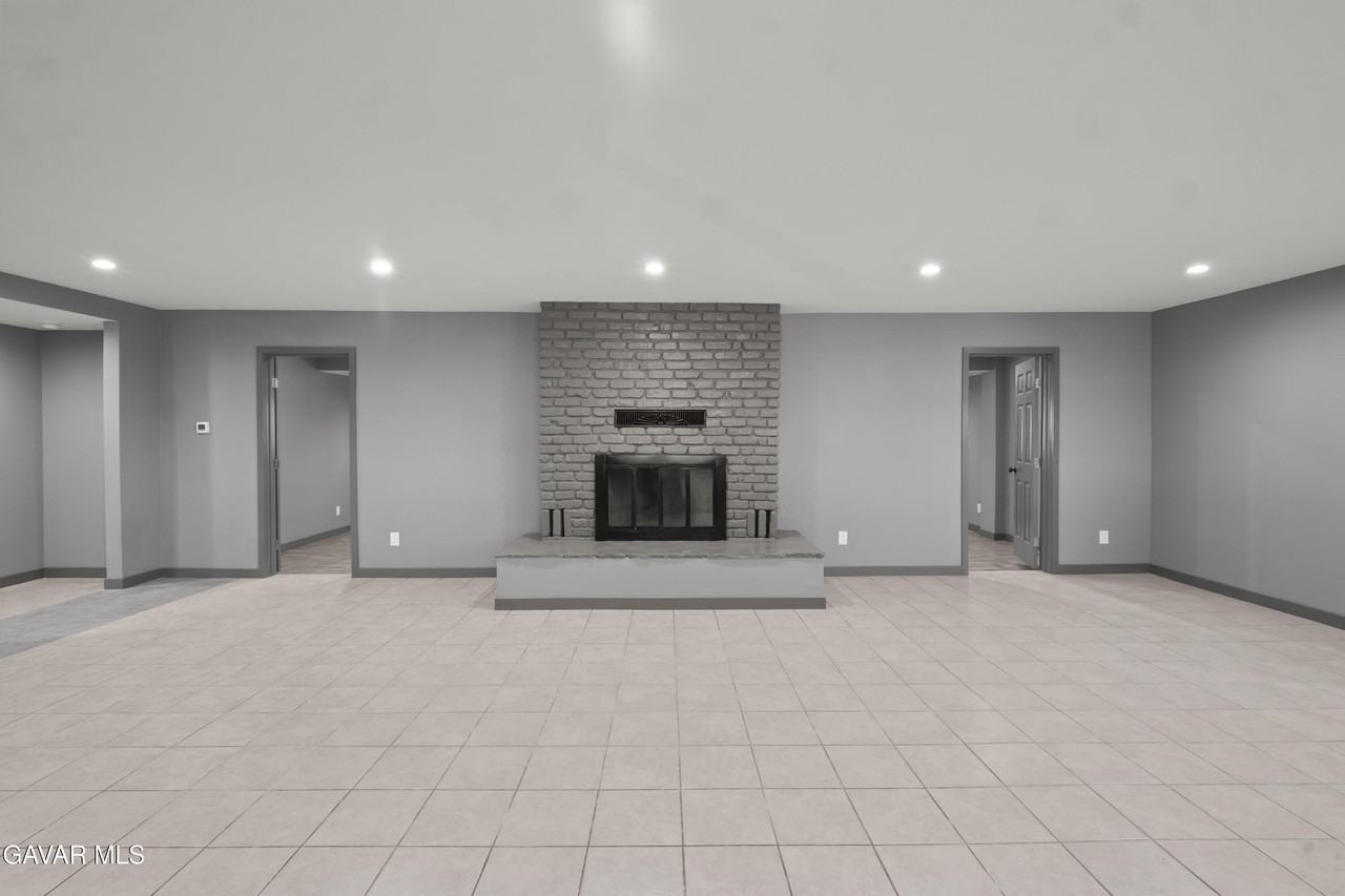 13420 Gilbert St - Photo 4 of 37