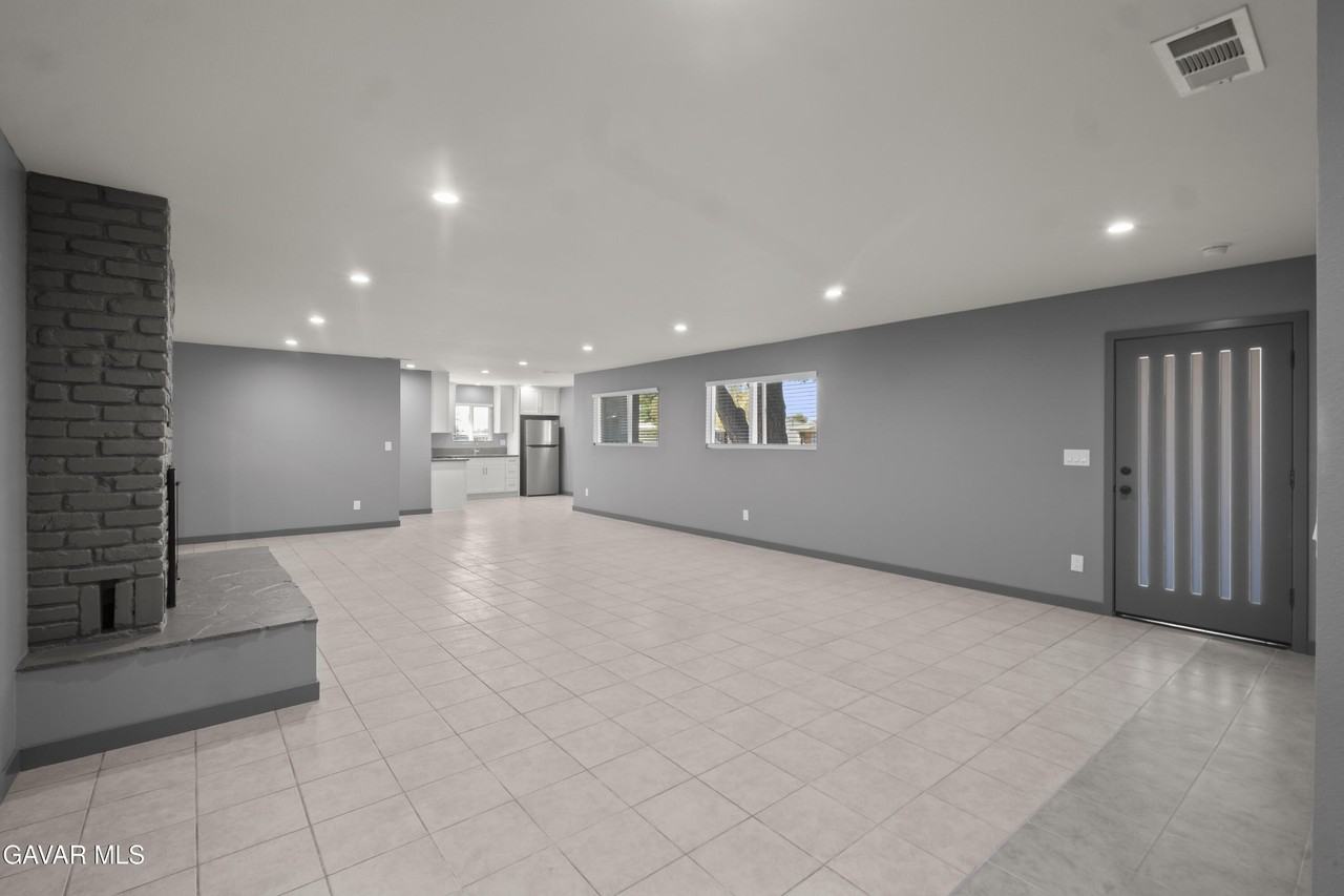 13420 Gilbert St - Photo 5 of 37