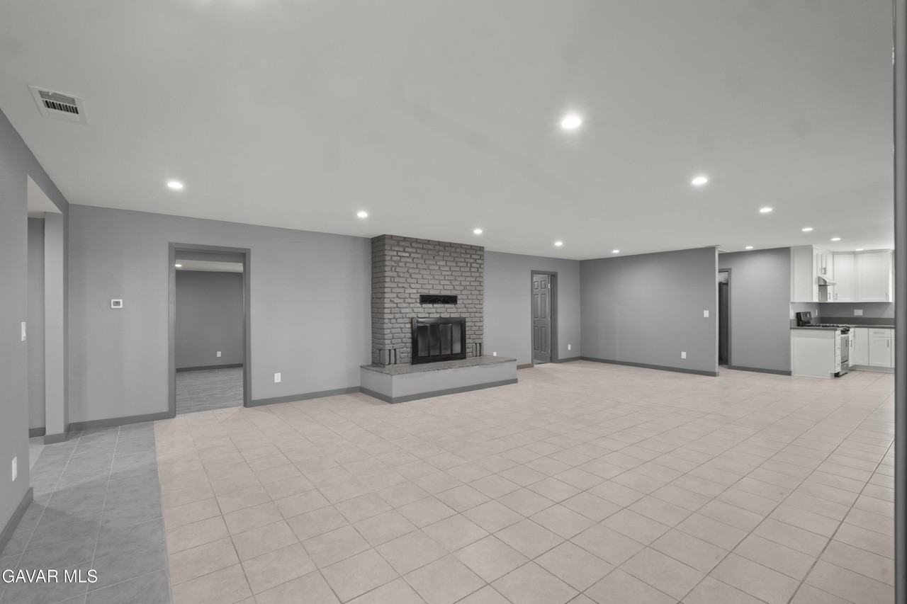 13420 Gilbert St - Photo 6 of 37