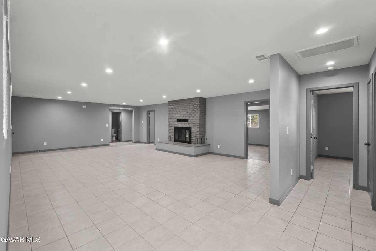 13420 Gilbert St - Photo 7 of 37