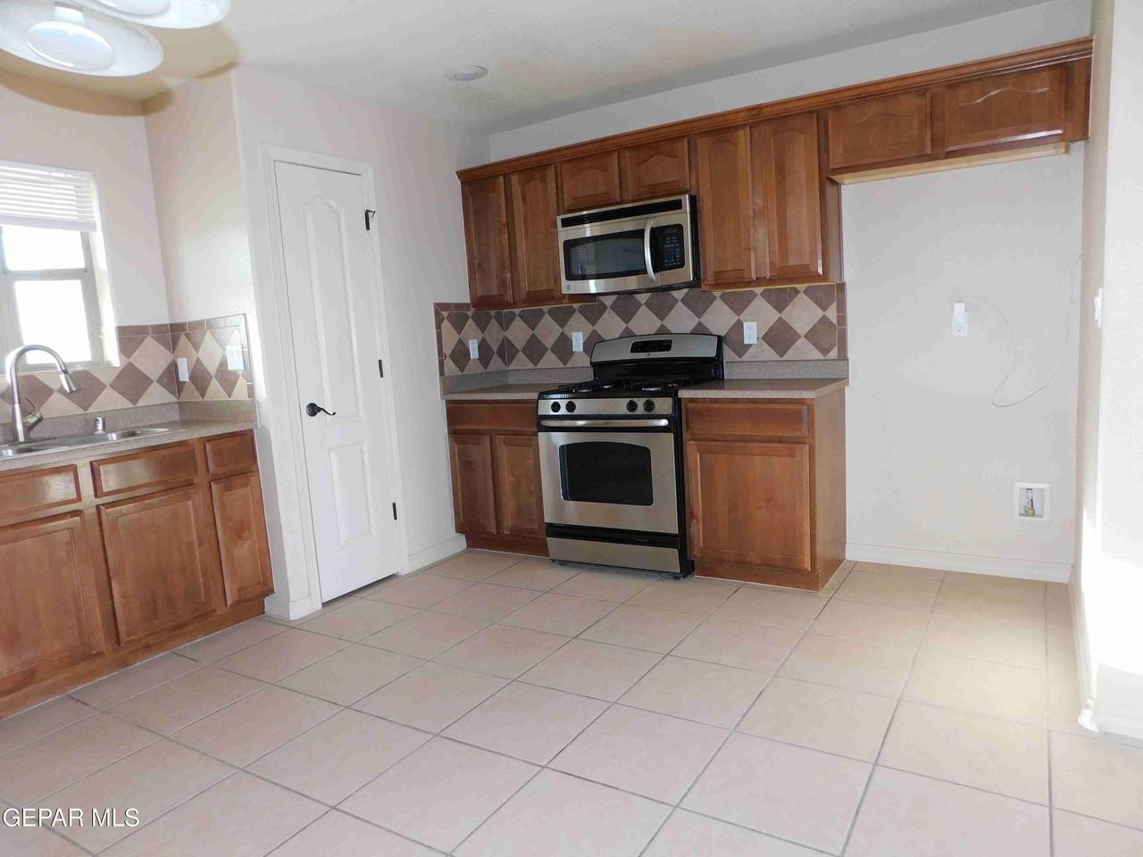 4529 Hugo Reyes Dr - Photo 5 of 28