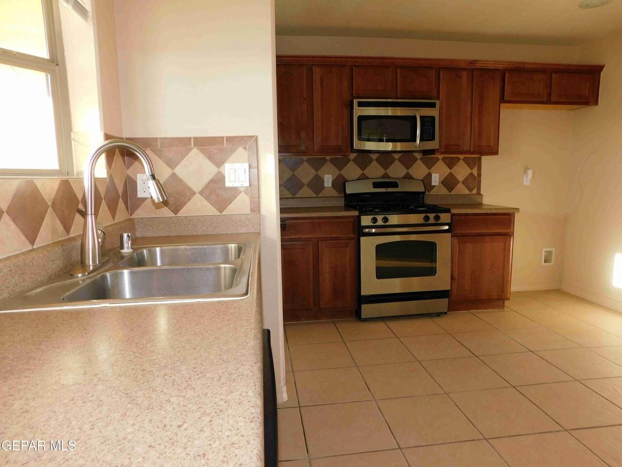 4529 Hugo Reyes Dr - Photo 7 of 28