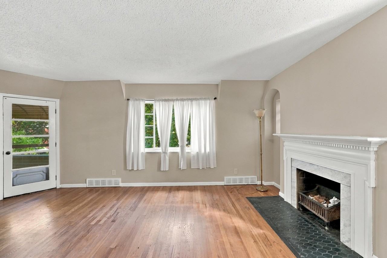 2719 Woodstock Dr #2 - Photo 4 of 25