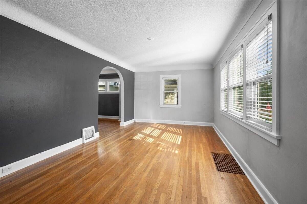 1515 Calvin Ave Se - Photo 7 of 38