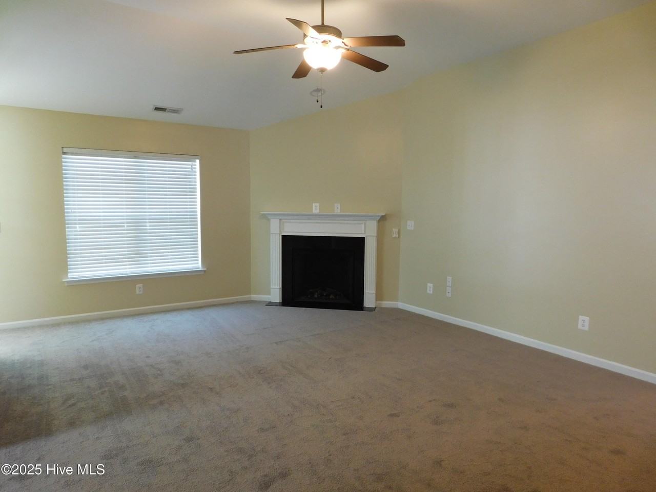 107 Lynden Ln - Photo 2 of 21