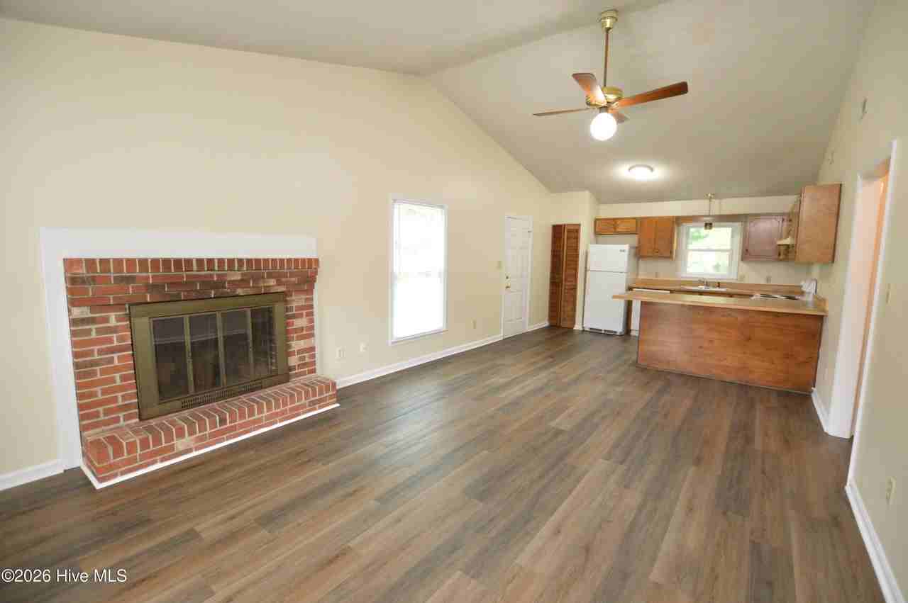 137 Windsor Ct - Photo 3 of 15