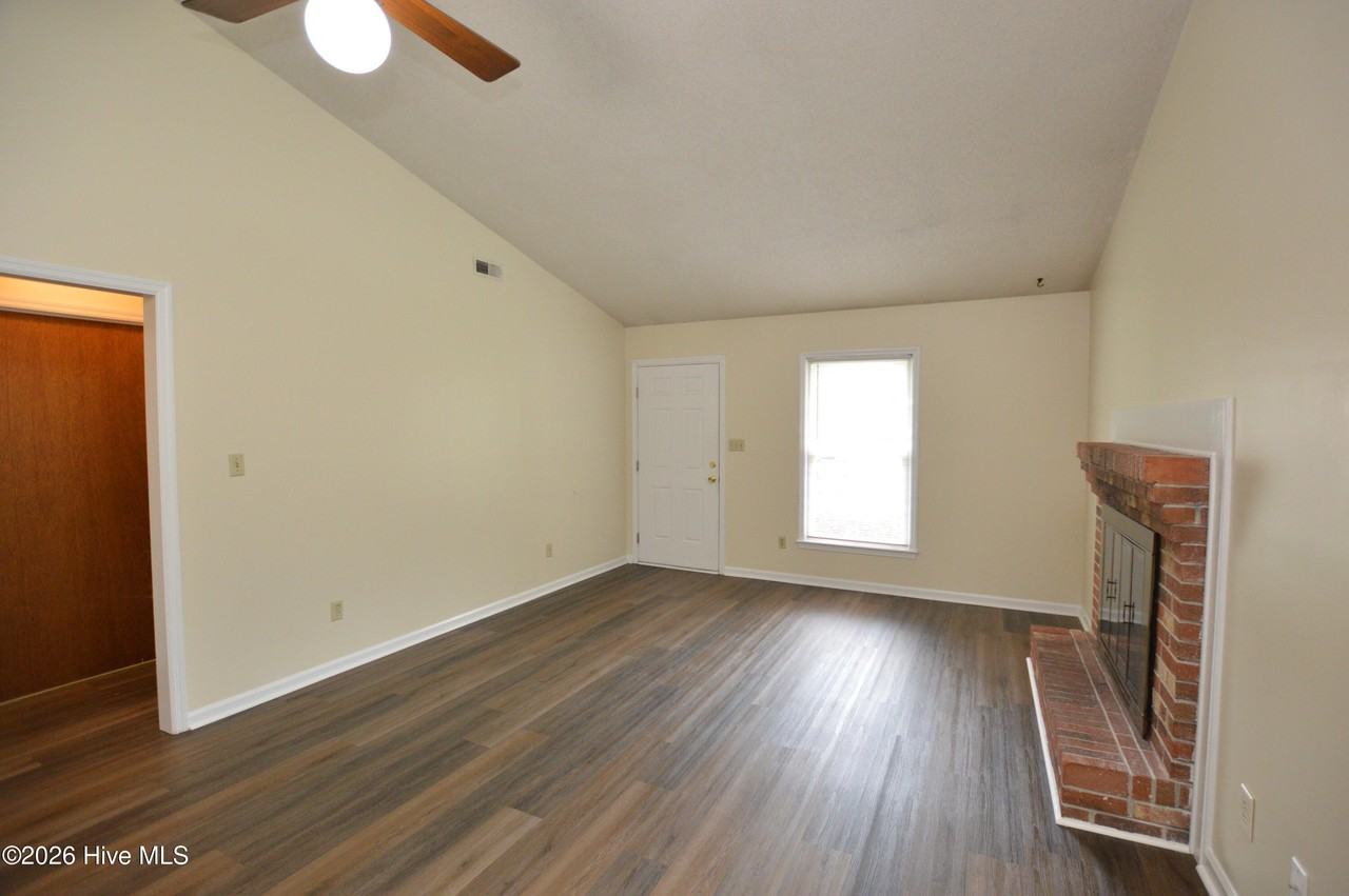 137 Windsor Ct - Photo 4 of 15