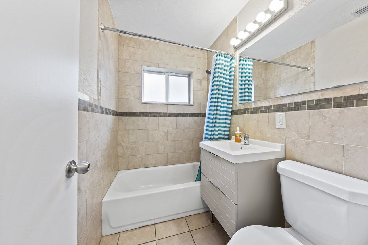 285 Nw 55th St - Photo 4 of 8