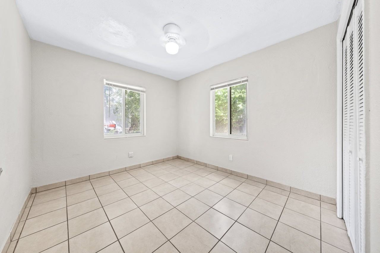 285 Nw 55th St - Photo 6 of 8