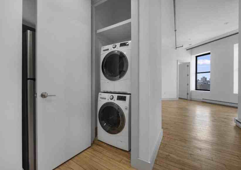 1381 Myrtle Ave - Photo 7 of 10