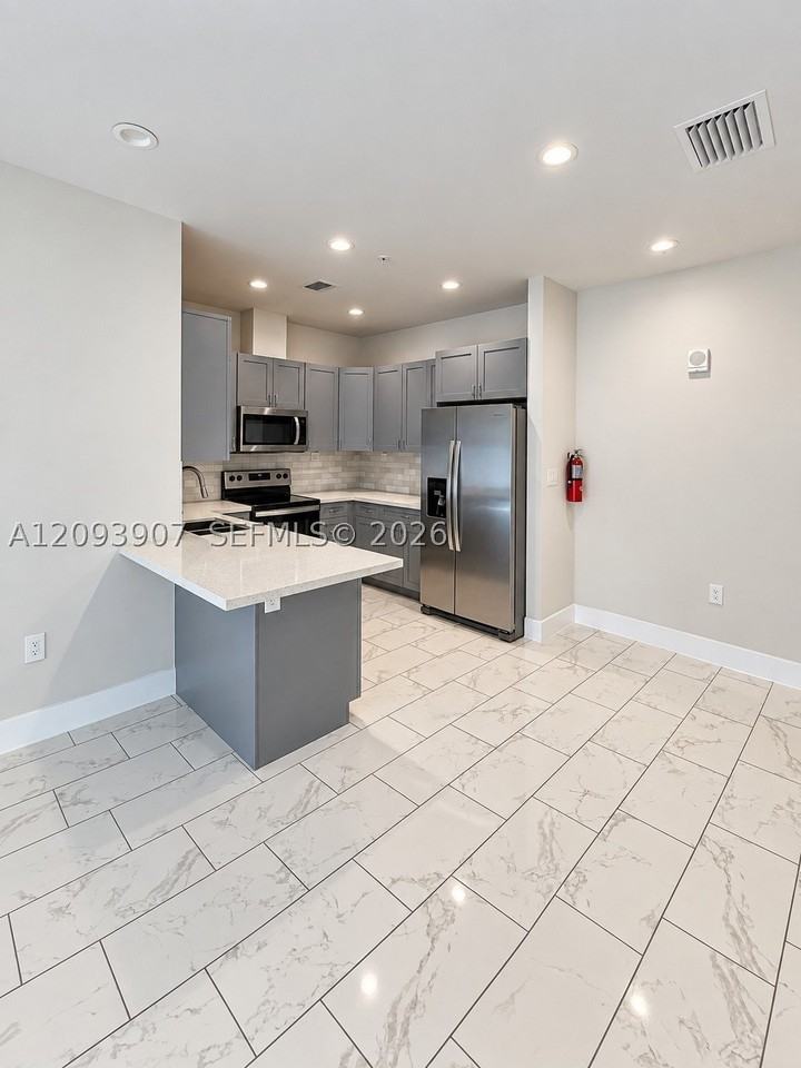29 Palmetto Dr #5 - Photo 3 of 11