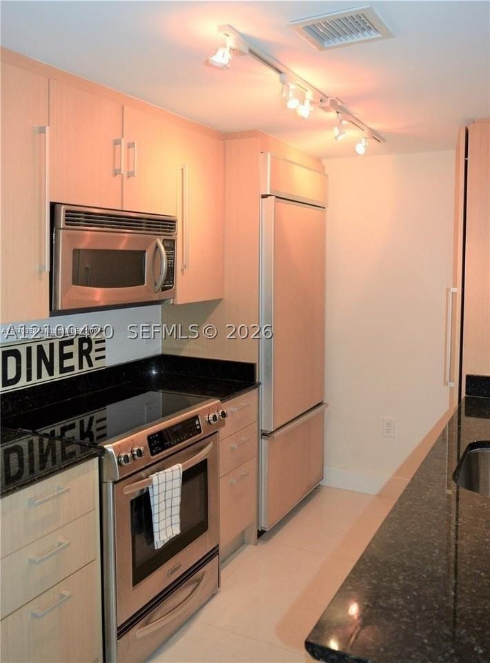 10275 Collins Ave #1420 - Photo 6 of 19