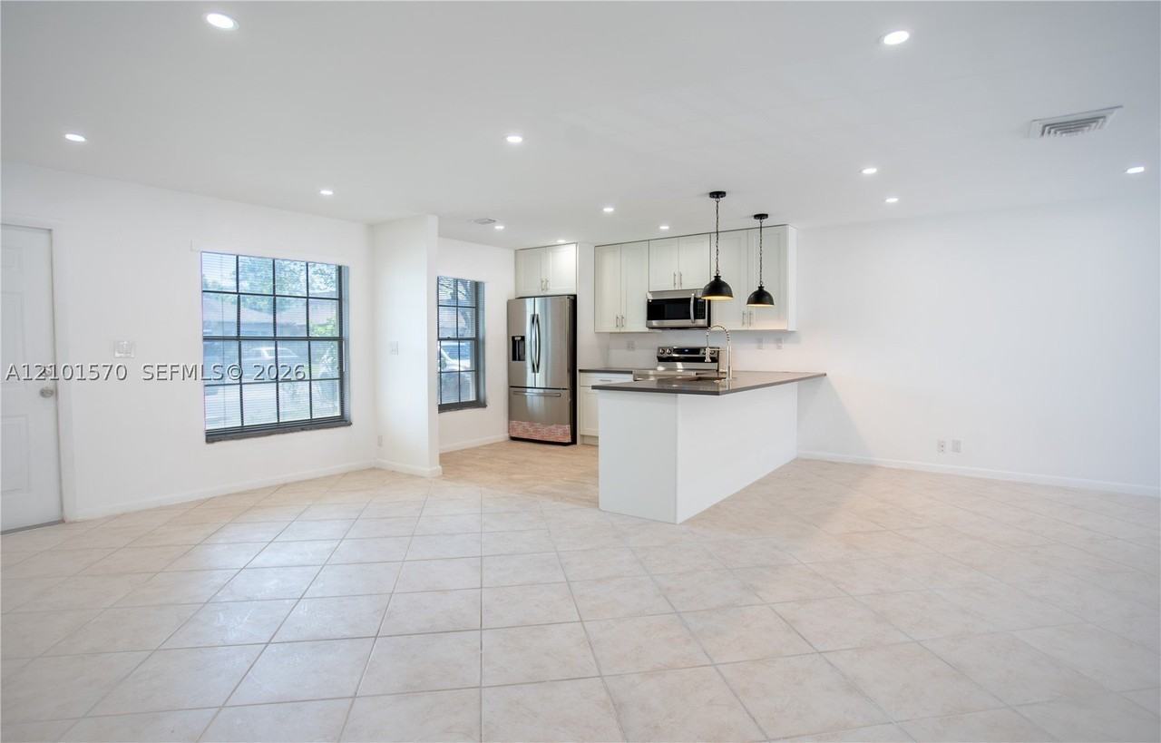 2615 Sw 74th Ter - Photo 2 of 25