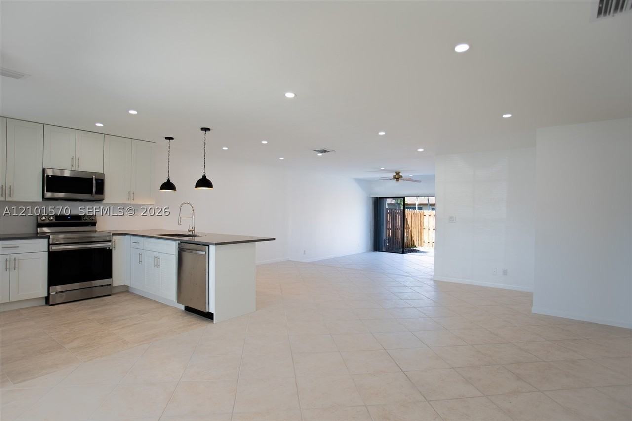 2615 Sw 74th Ter - Photo 3 of 25