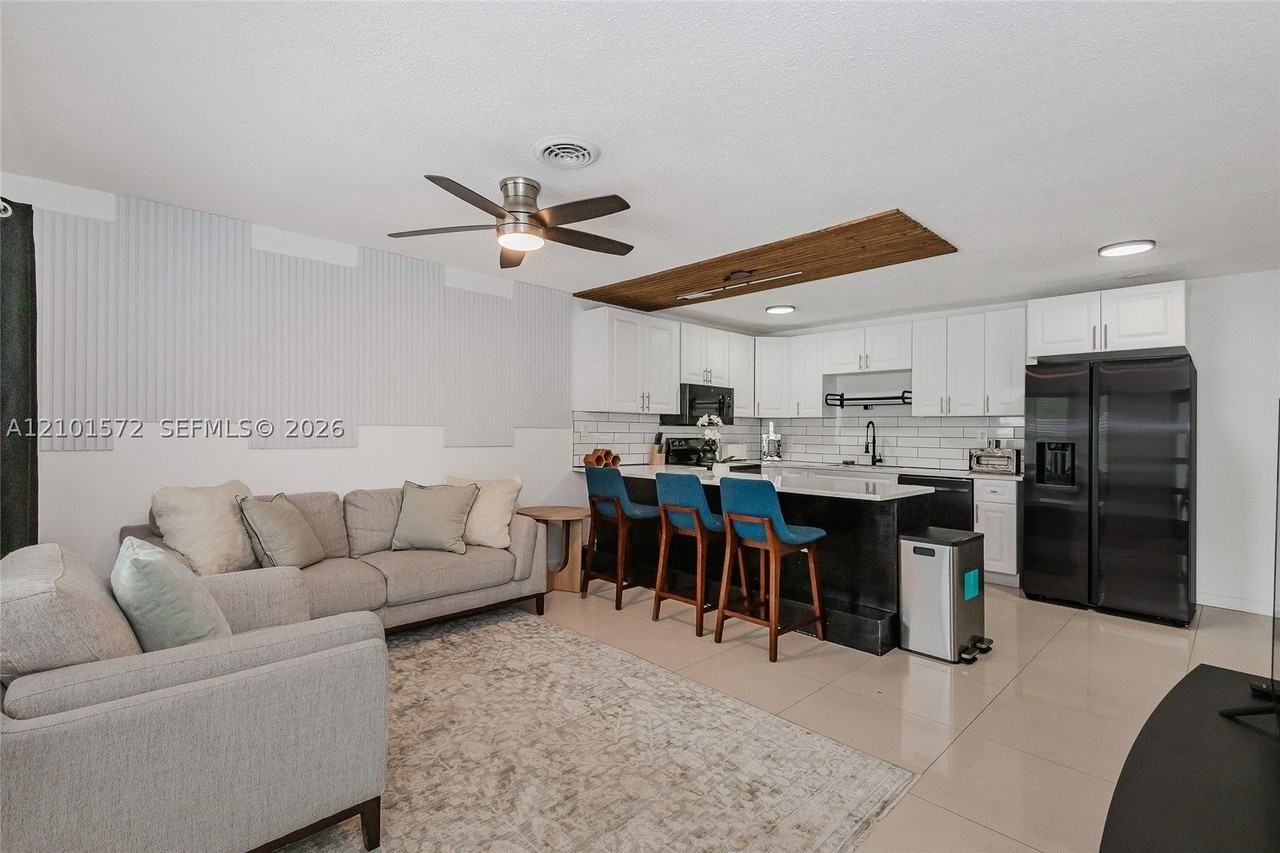709 Sw 14th Ct #1-2 - Photo 3 of 18