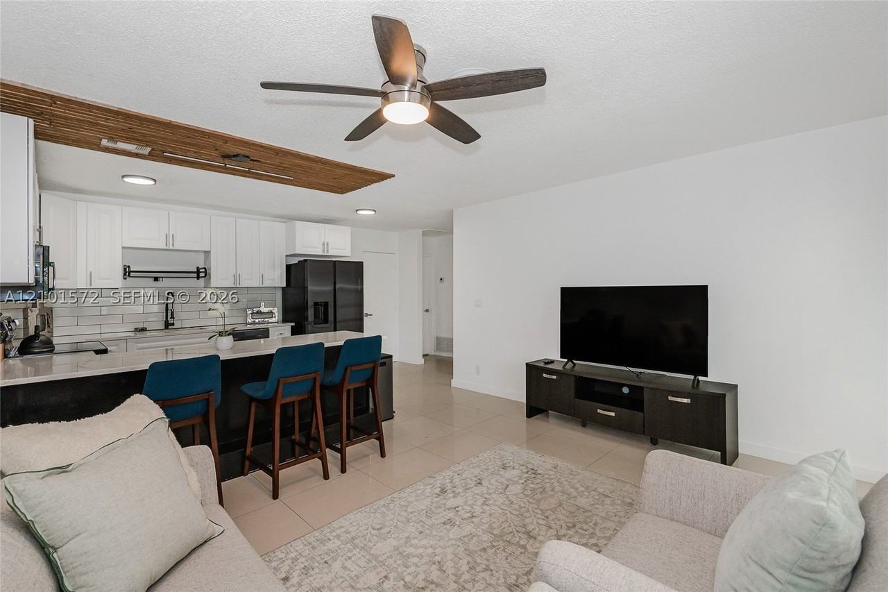 709 Sw 14th Ct #1-2 - Photo 4 of 18