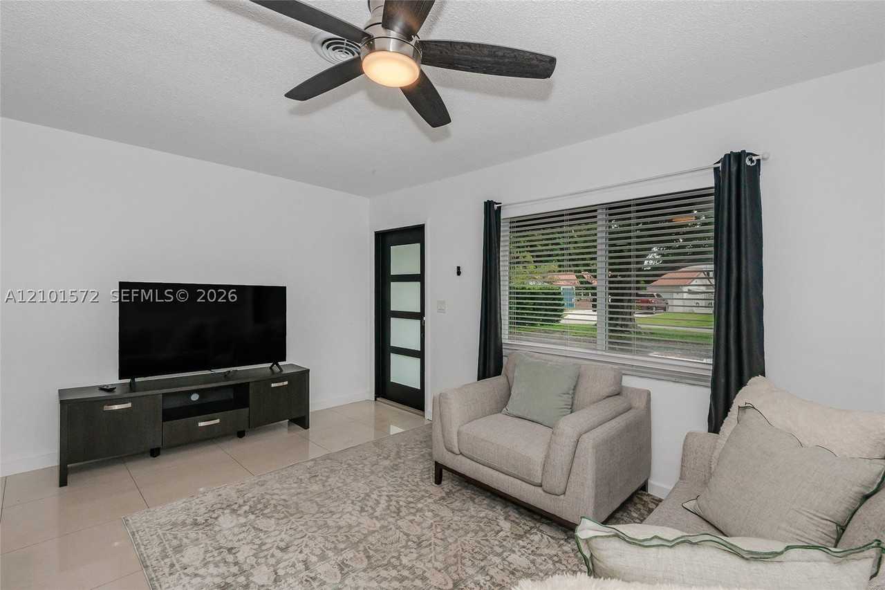 709 Sw 14th Ct #1-2 - Photo 6 of 18