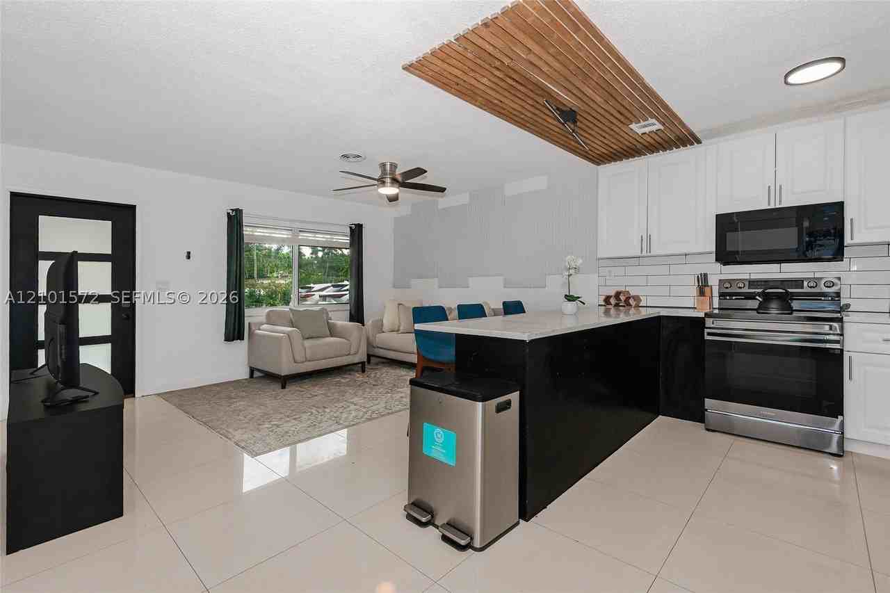 709 Sw 14th Ct #1-2 - Photo 7 of 18