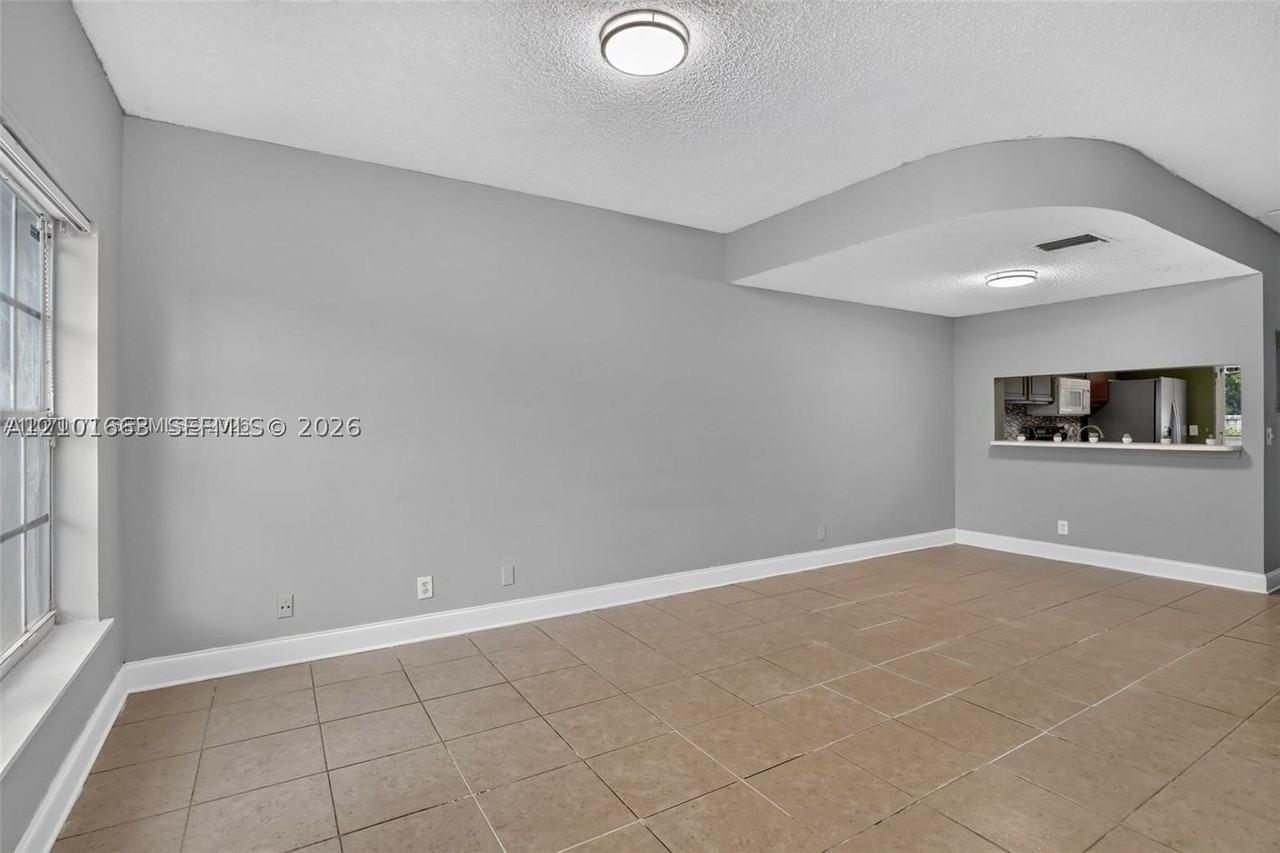 4902 Sw 31st Ter - Photo 3 of 38