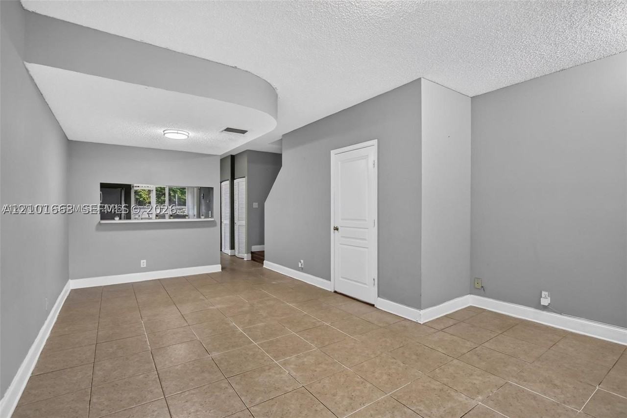 4902 Sw 31st Ter - Photo 4 of 38