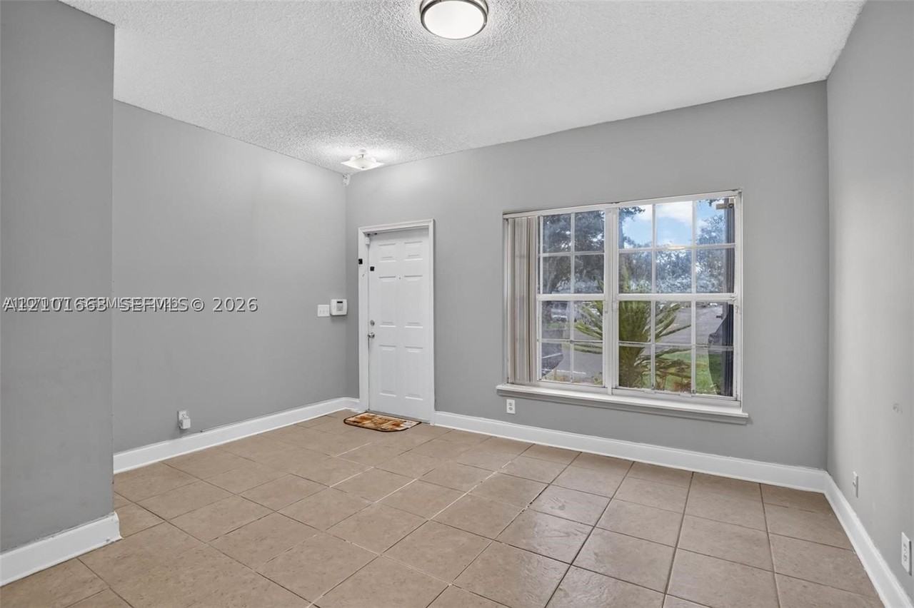 4902 Sw 31st Ter - Photo 5 of 38