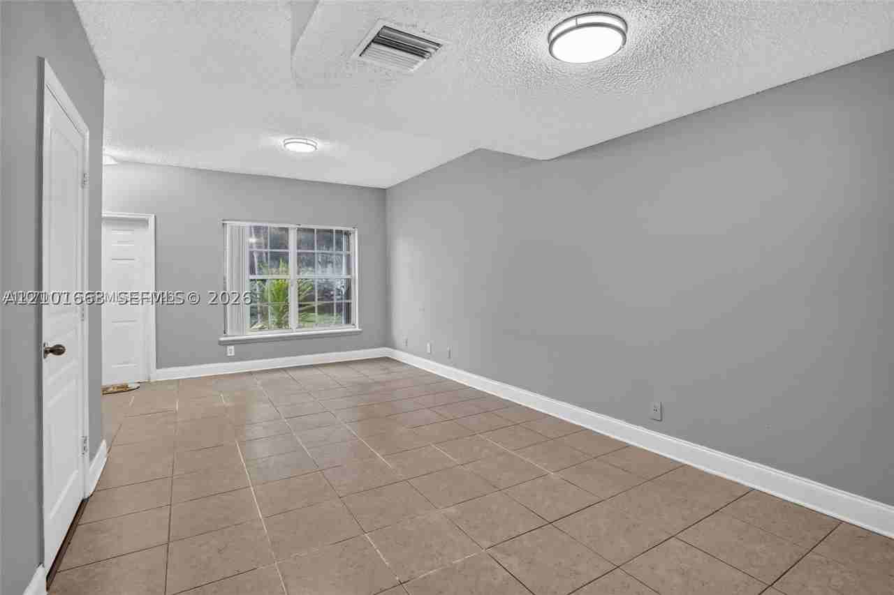 4902 Sw 31st Ter - Photo 7 of 38
