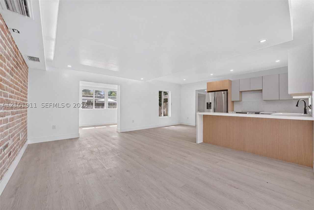 334 Nw 110th St - Photo 4 of 35