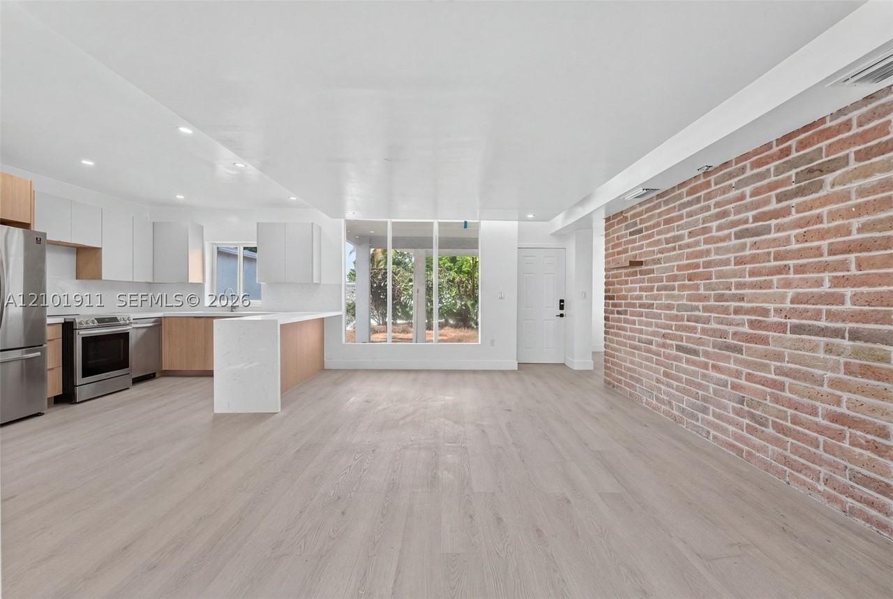 334 Nw 110th St - Photo 5 of 35