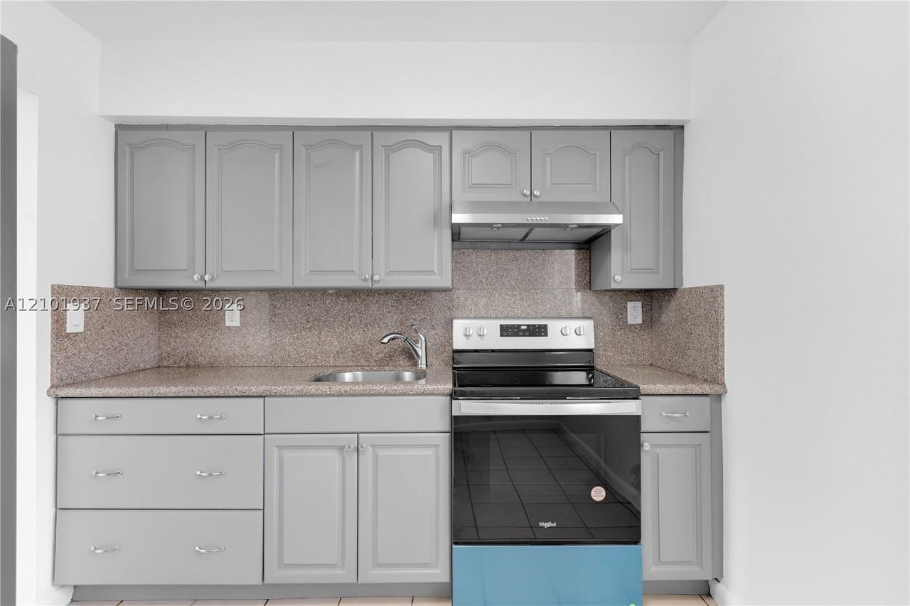 911 Sw 79th Ave #0 - Photo 5 of 12