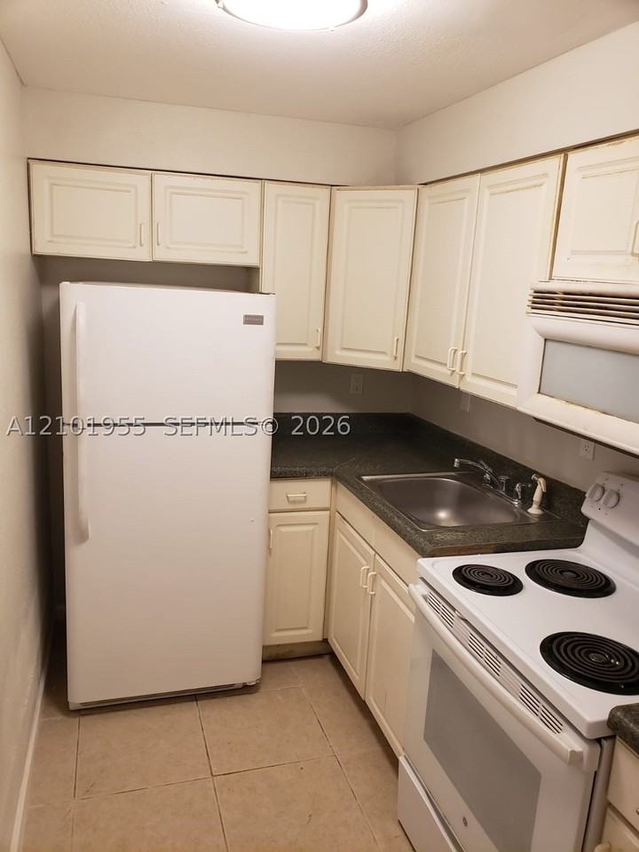 640 Sw 9th Ct #02 - Photo 7 of 8