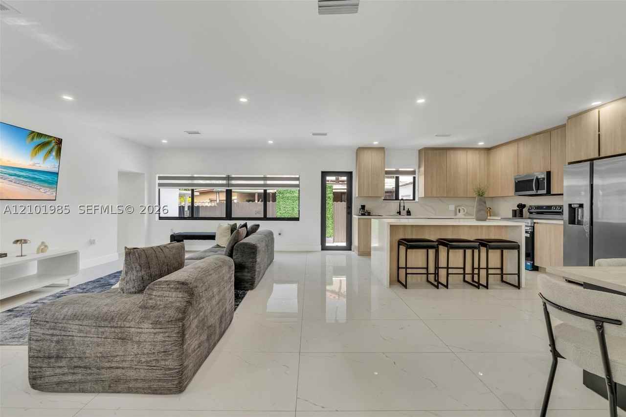 1741 Sw 17th Ct - Photo 4 of 38