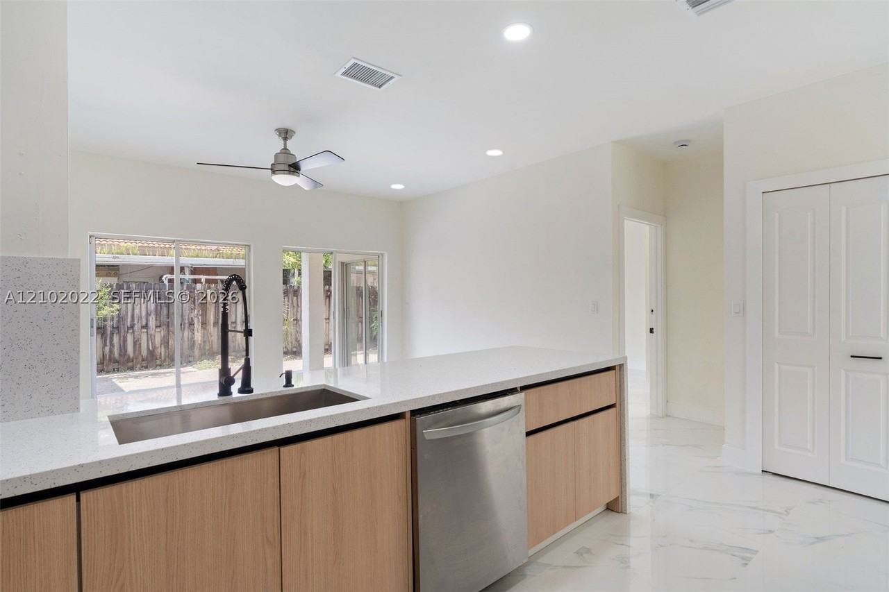 7978 Nw 200th St - Photo 5 of 32