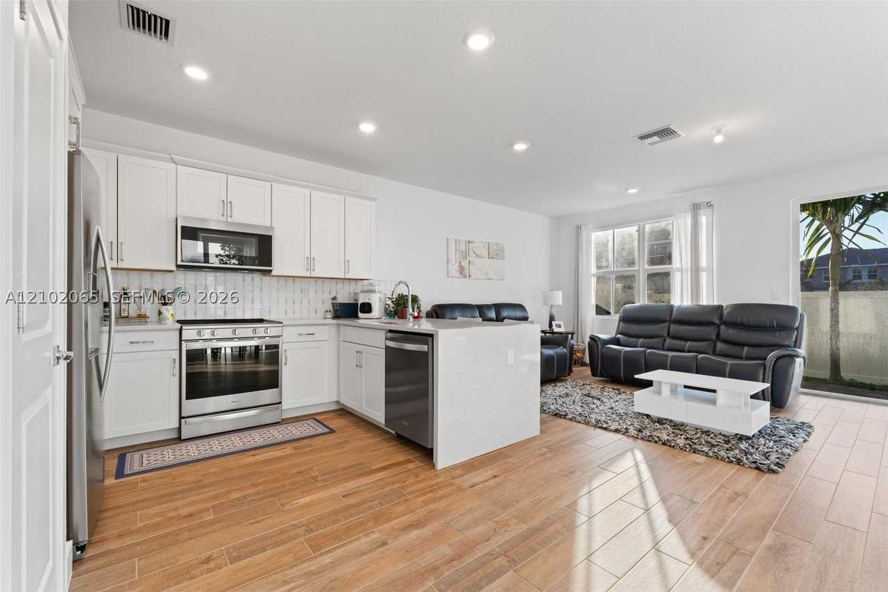 210 Sw 170th Ave #210 - Photo 6 of 35