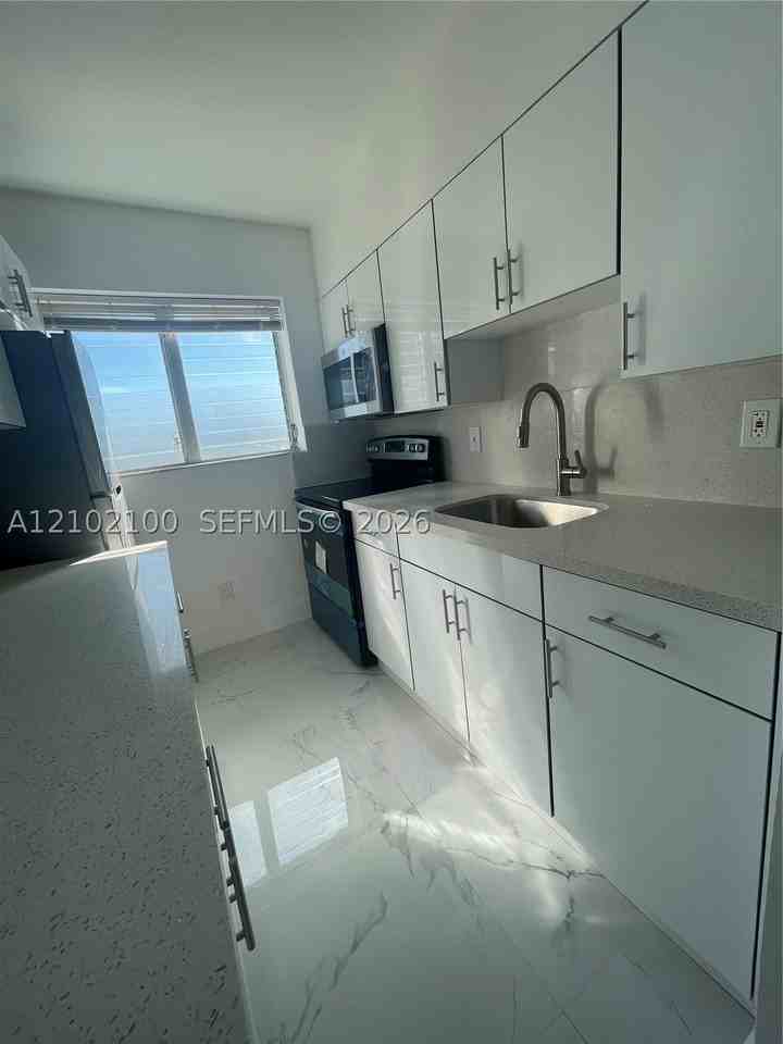 785 81st St #3 - Photo 3 of 12